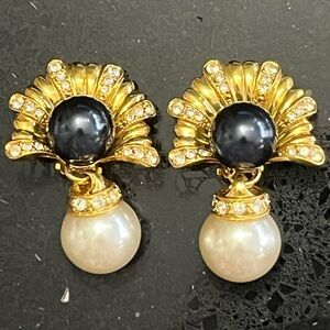 Cindy Adams vintage Black white shell design pearl earrings gold clip on HSN